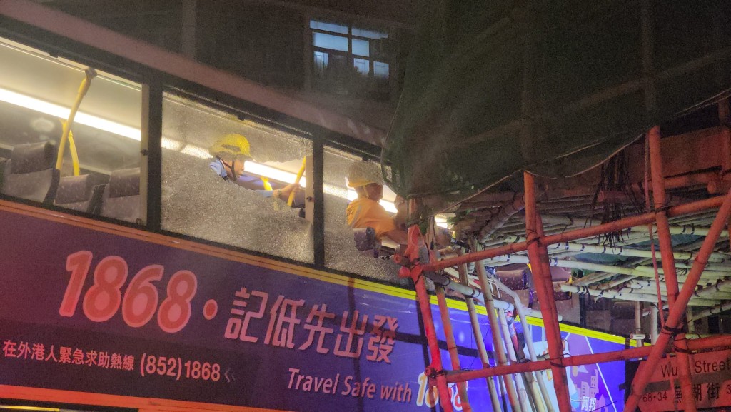城巴上層4塊車窗遭竹枝插穿,幸未有造成乘客受傷。黎志偉攝 城巴上層4塊車窗遭竹枝插穿,幸未有造成乘客受傷。黎志偉攝