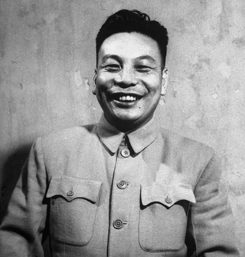 蔣經國在「上海打老虎」曾想對付孔令侃,以整頓經濟,但被繼母宋美齡阻止。小紅書@文史論春秋 蔣經國在「上海打老虎」曾想對付孔令侃,以整頓經濟,但被繼母宋美齡阻止。小紅書@文史論春秋