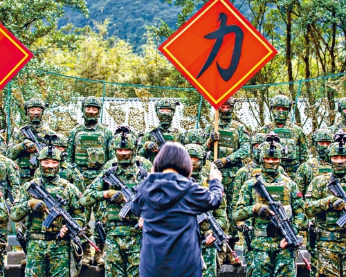 ■蔡英文今年初視察台軍特戰部隊。