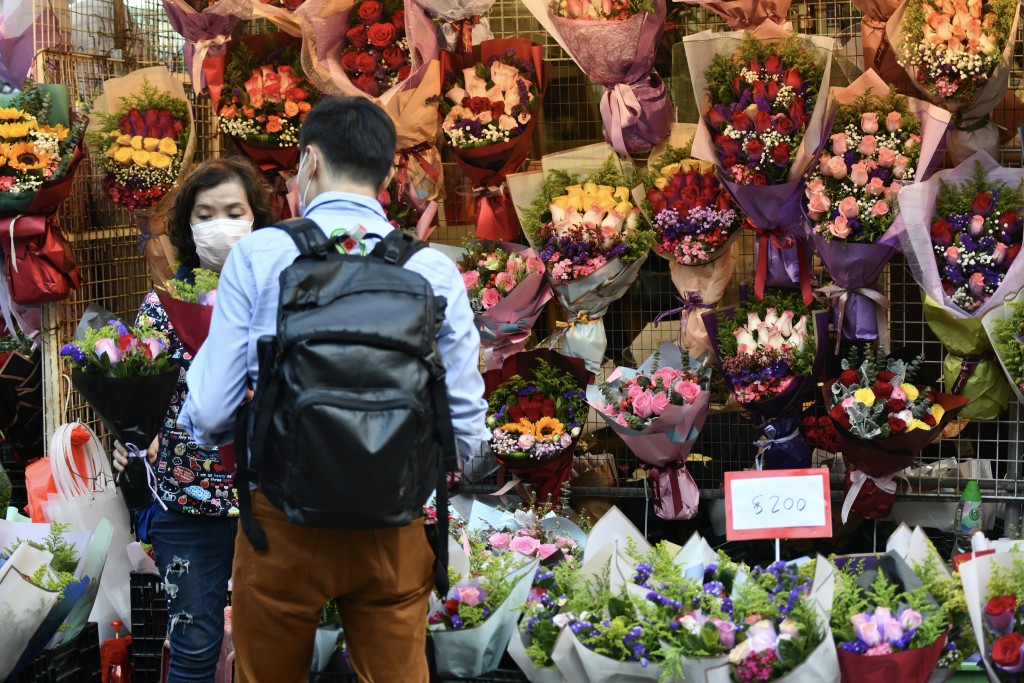 情人節不少市民到花墟買花。盧江球攝