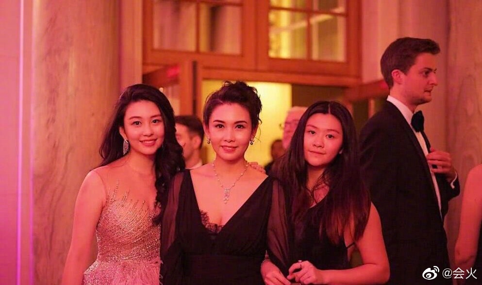 邱淑貞兩個女沈月（左）和沈日（右）經常被外界拿作比較。