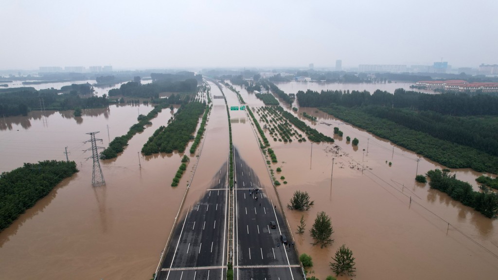 北京附近高速公路被淹。　中新社