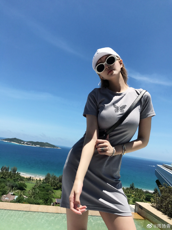 周揚青變身多個造型在酒店拍照。