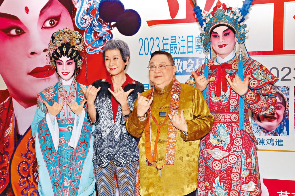 李居明指叶童已成为疯狂粤剧迷。