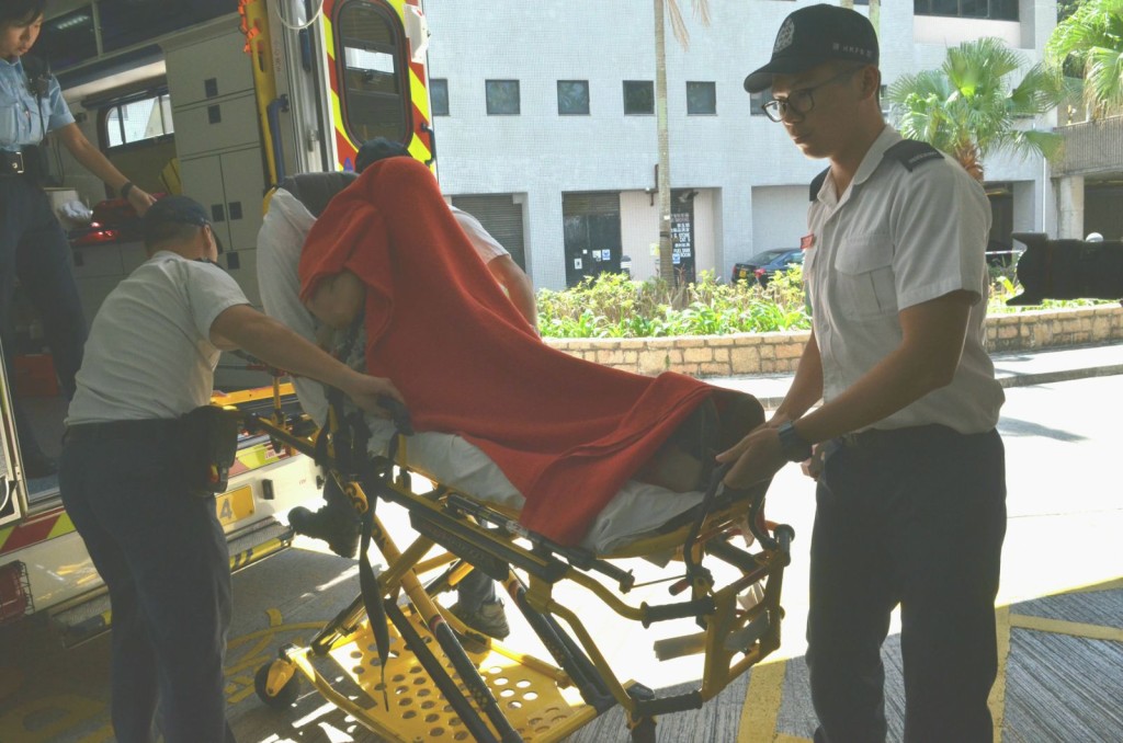 涉案的妻子自首後報稱不適,由救護車送往東區醫院治理。林思明攝