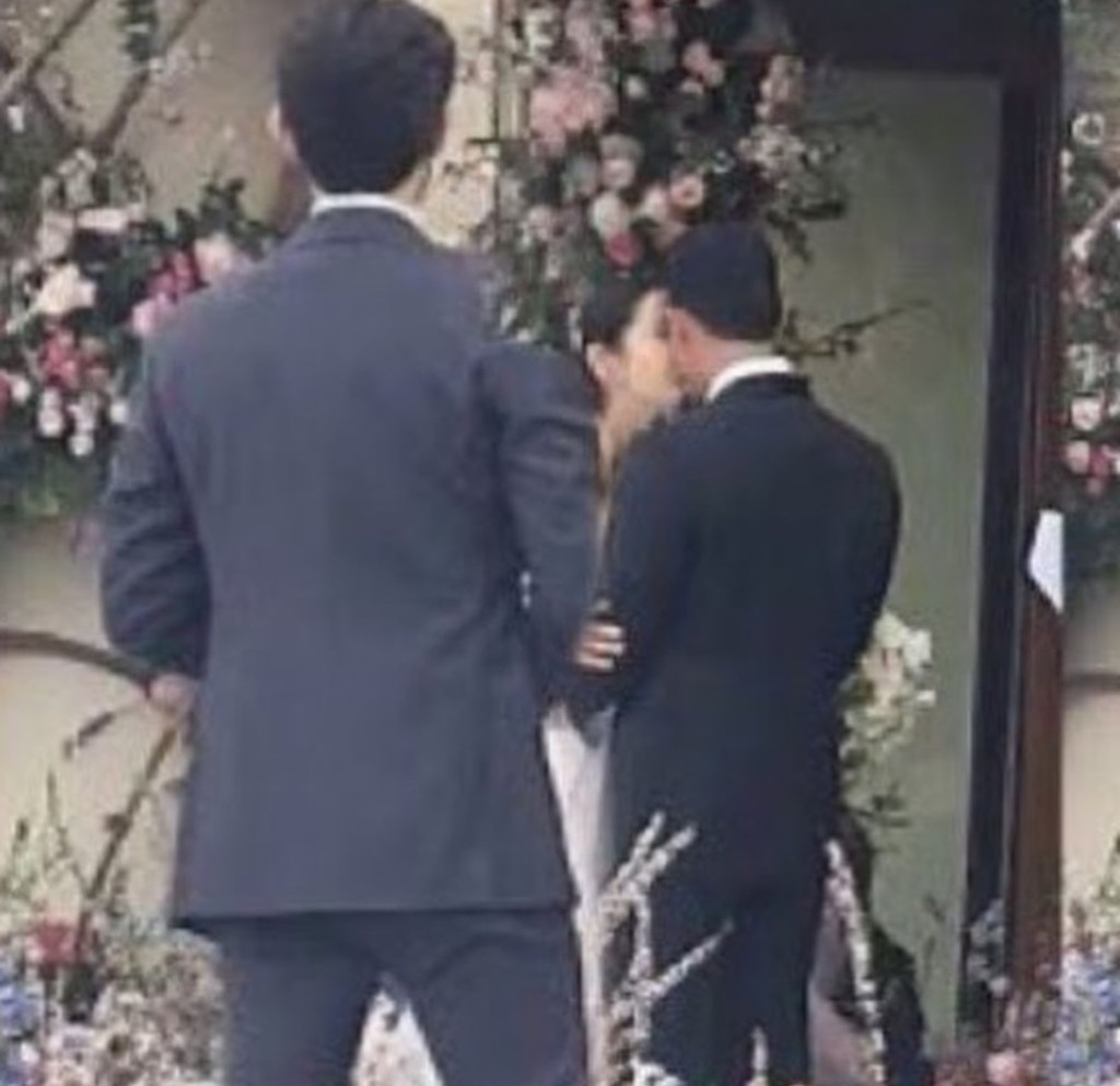 有人偷拍到新郎新娘親吻場面，堪稱好睇過韓劇。