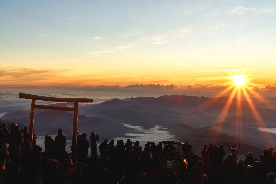 登山客爱在山顶观看日出。