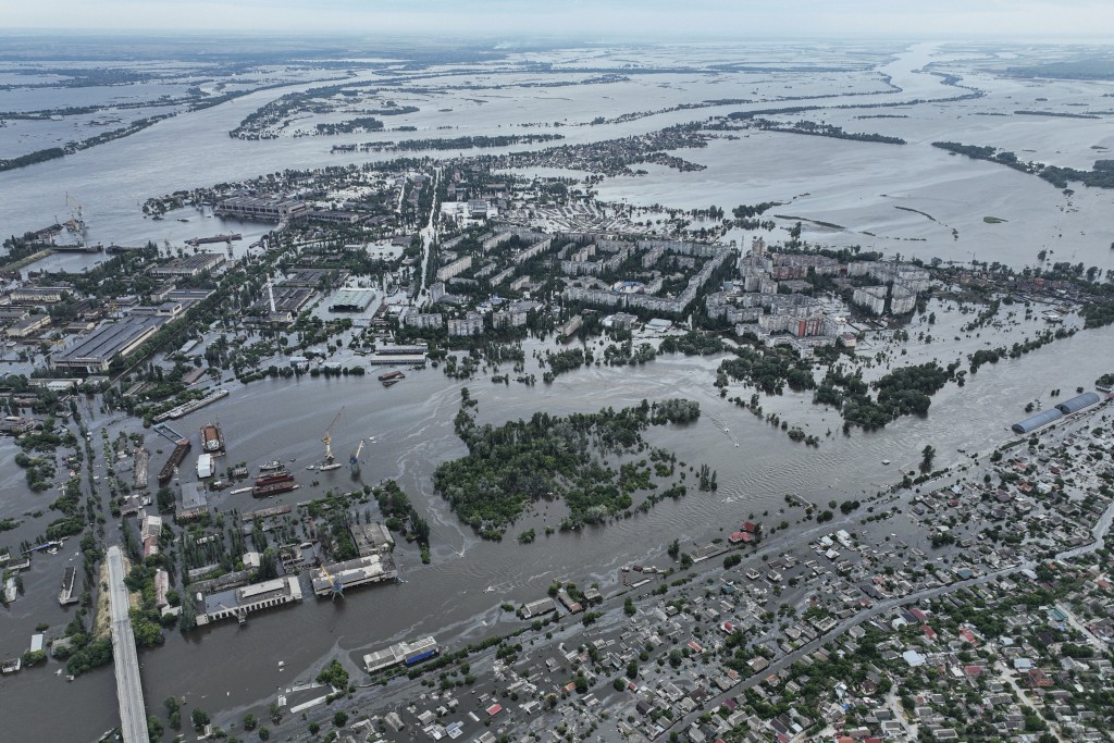 乌克兰南部卡科夫卡大坝的破坏正在迅速演变成长期的环境灾难。AP