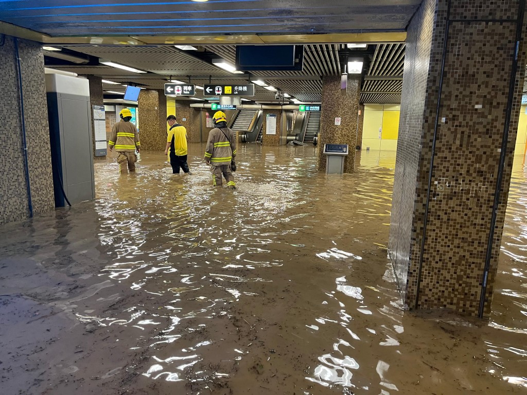黃大仙站當日被泥水淹浸。港鐵提供