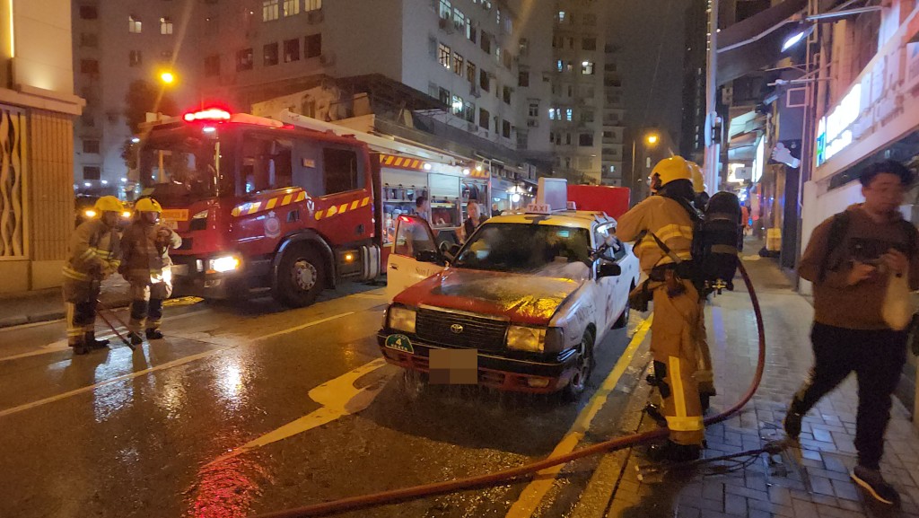 消防开喉灌救将火救熄。