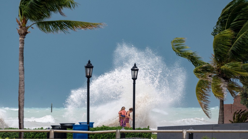 周二飓风艾达利亚来临前，巨浪拍向佛州希格斯海岸。 美联社