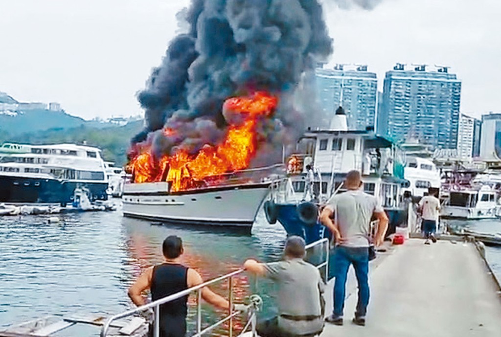起火遊艇迅即陷入火海，可見起火初期附近有不少船隻。
