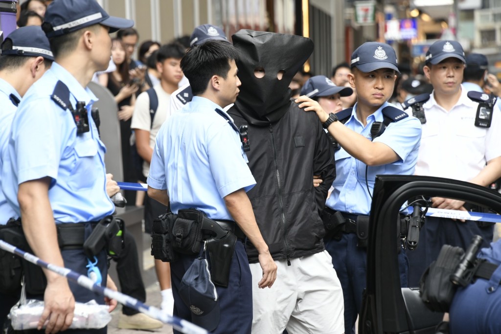 涉案男女被捕帶走。楊偉亨攝