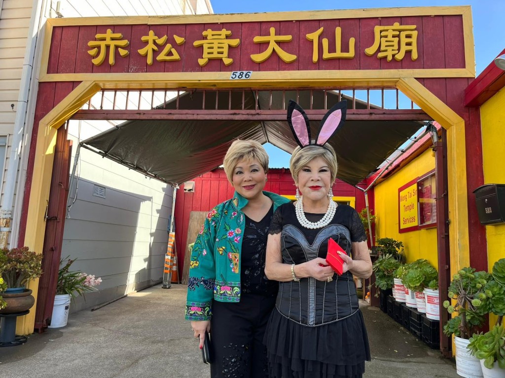 夏蕙姨早前穿上兔年裝到美國的黃大仙廟。