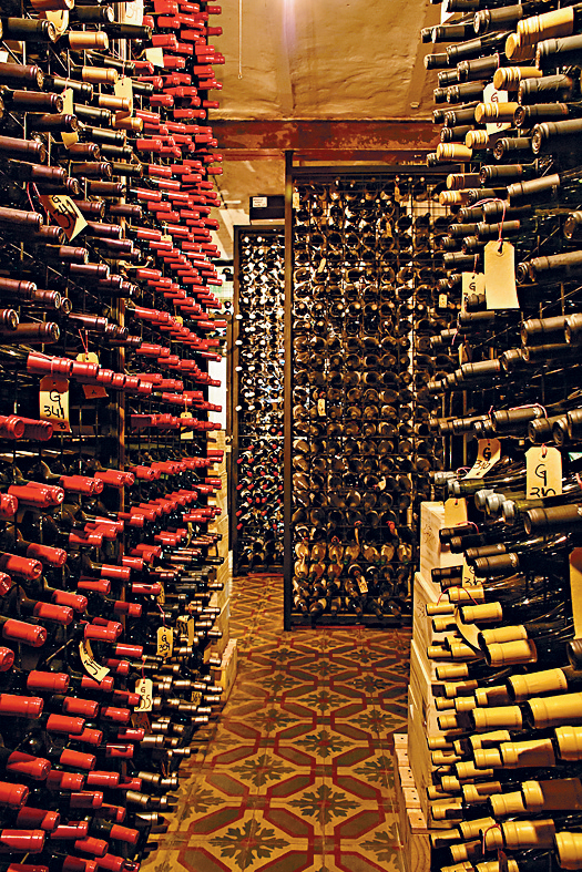 侍酒師出身的Pablo屢獲殊榮，聯同曾獲米芝蓮侍酒師獎的Martin Bruno共同管理超過60000瓶窖藏，為客人帶來驚喜不絕的阿根廷美酒之旅。