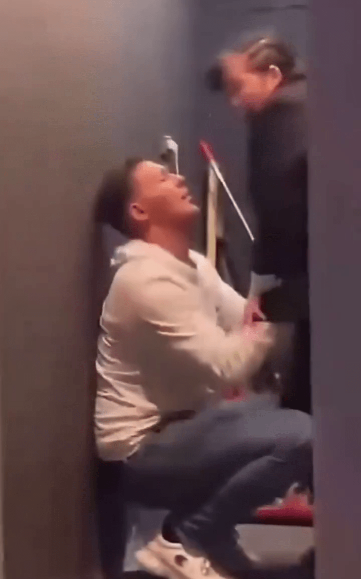 醉酒洋漢在內地酒吧內疑強抱清潔阿姨,阿姨欲推開他。 醉酒洋漢在內地酒吧內疑強抱清潔阿姨,阿姨欲推開他。