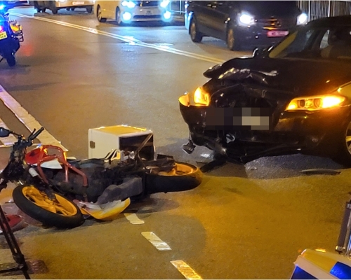 青衣一輛「綿羊仔」與私家車相撞。FB專頁「青衣島民」圖片