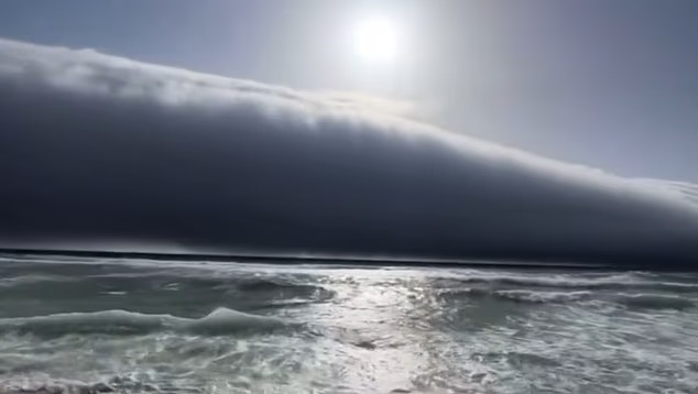 葡萄牙一處海灘驚現罕見的「捲軸雲」。 新聞片截圖