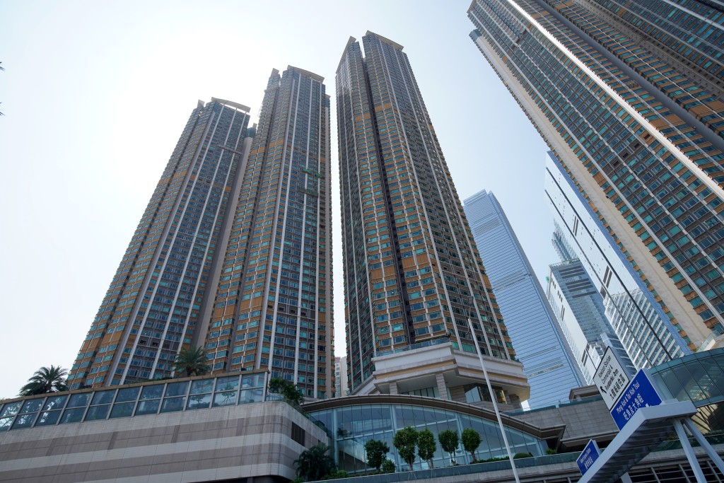 擎天半島分為2期共有5座，提供2,126個單位。