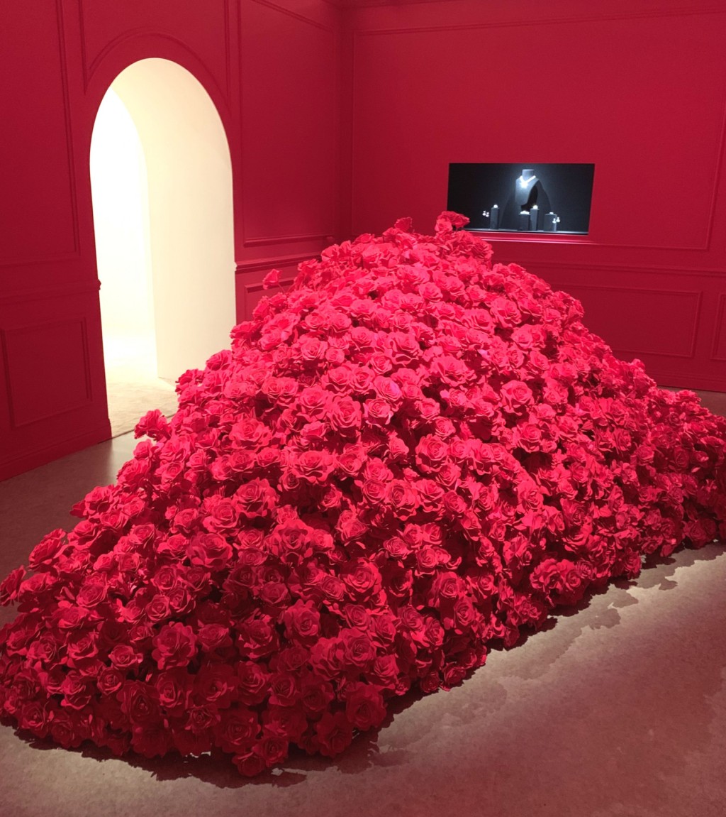 場內以紅玫瑰花海作為最貼題的裝置設計。