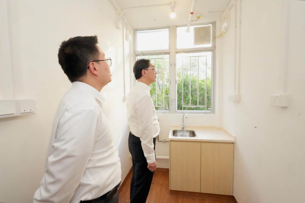 恒基地產執行董事黃浩明等人到元朗過渡性房屋恒莆新苑探訪，視察環境。
