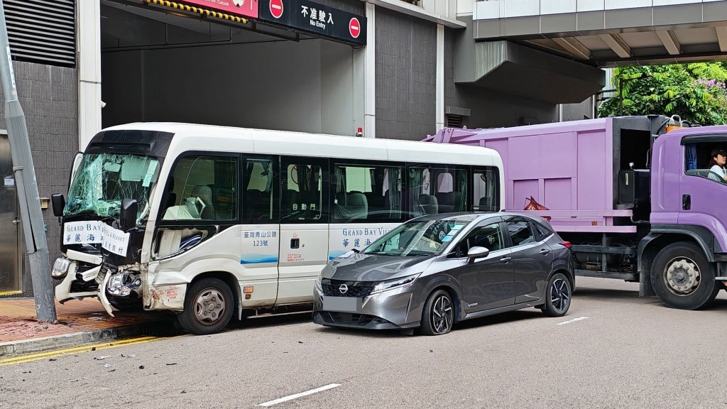 荃灣酒店小巴與私家車互撼 撞毀燈柱至少7傷。FB：車cam L（香港群組）