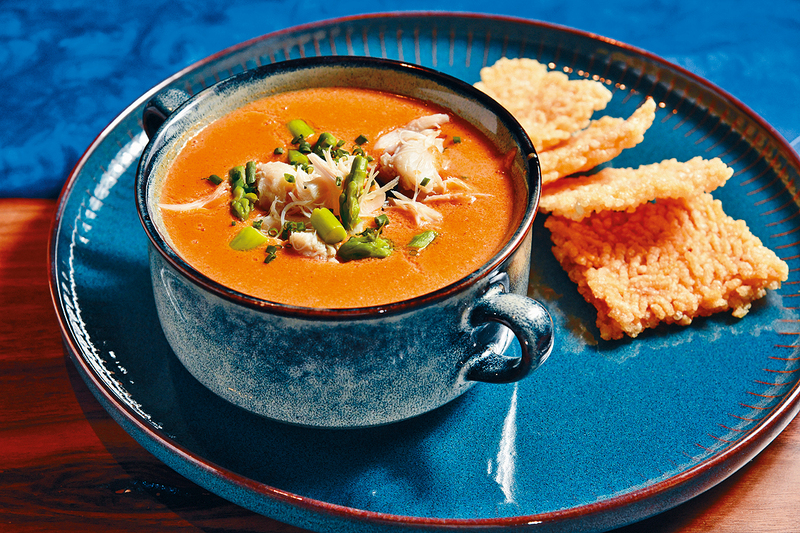 龙虾汤蟹肉锅巴每日用大量新鲜海产熬成的龙虾汤，佐以肥美的蟹肉及香脆锅巴品尝，更滋味。