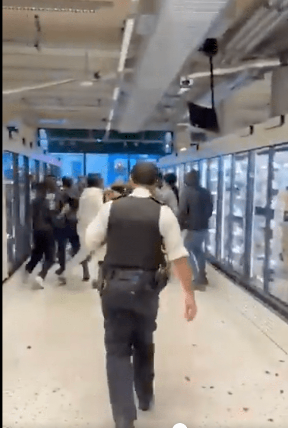 马莎零售总监基夫（Thinus Keeve）透露，公司过去一年已投入“数千万英镑”加强保安，但强调仅靠企业自保远远不足。