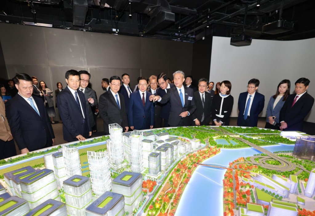 多間內地科技公司表示，香港有國際化以及人才優勢。李家超FB