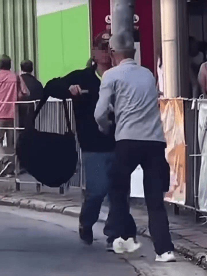 灰衫男不斷後退並舉手擋開，大叫「報警啊」。