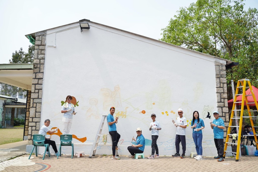 参加“静观动乐”的金龄人士及长者一同在马鞍山乌溪沙青年新村画壁画。(受访者提供)