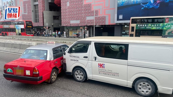 的士橫亘路中被客貨車撞及。fb:馬路的事 (即時交通資訊台)