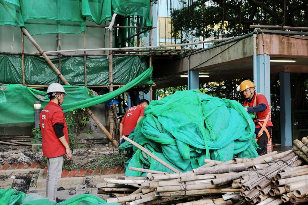 因應大埔火災，政府於上周要求全港所有地盤於周六（6日）前拆除棚網。