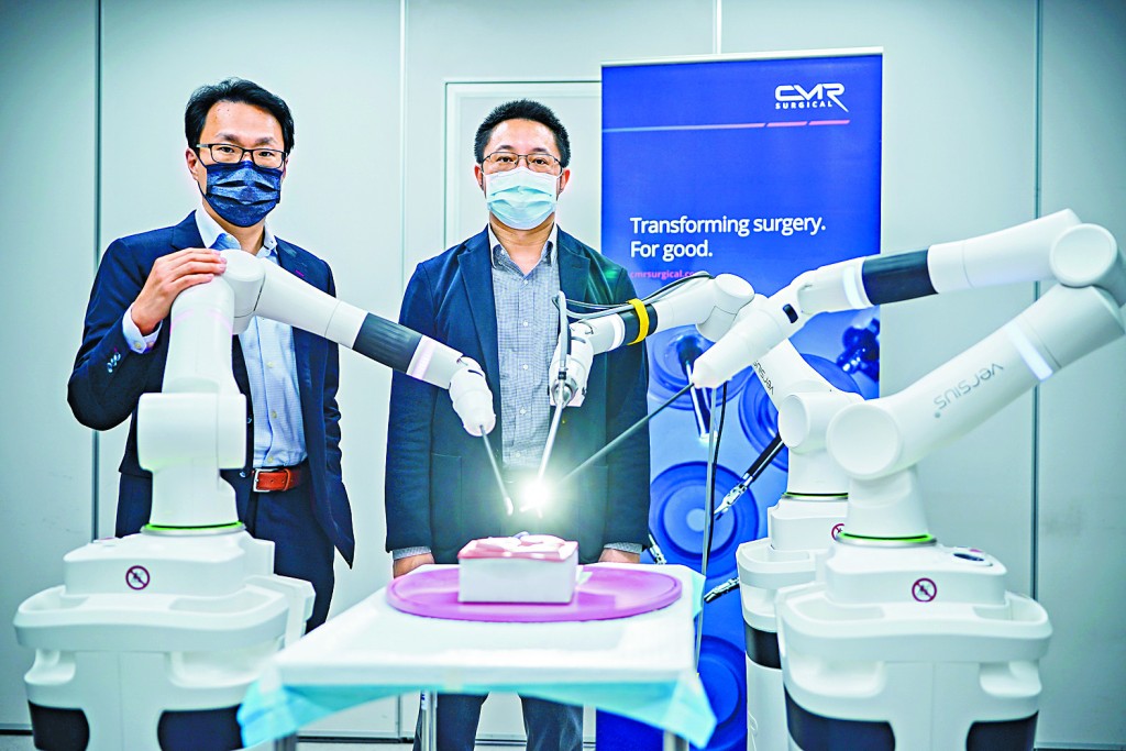 ■張健(左)表示,CMR Surgical除了提供手術機械人系統,亦設有培訓教學,右為陳展昭。李睿哲攝