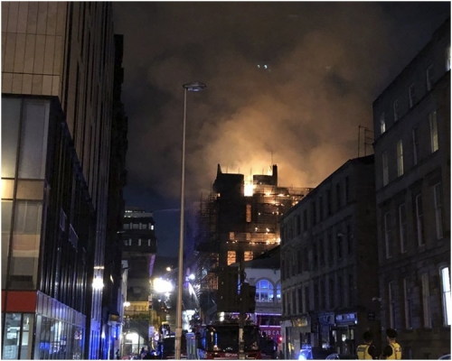 照片顯示大樓天台陷入一片火海。AP 