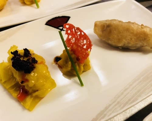 美食展中的辣味蝦餃和雞肉鍋貼。(網圖)
