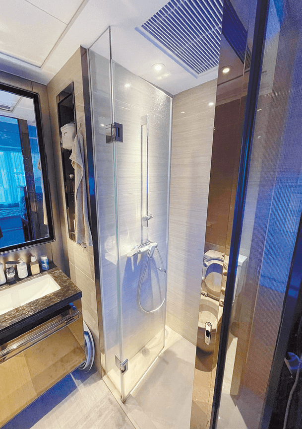 浴室設淋浴間，乾濕分離設計避免潮濕。