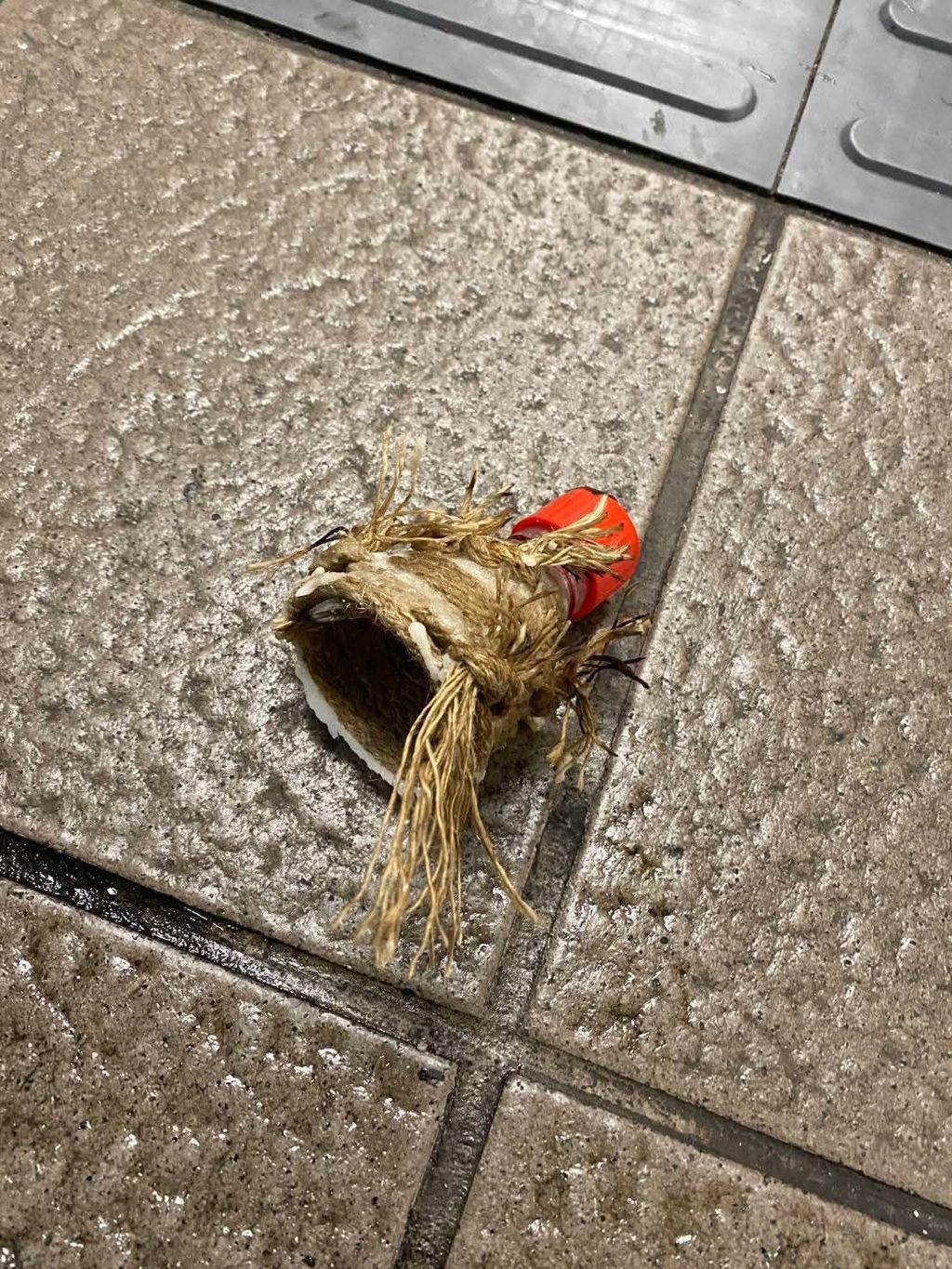 現場留下彈藥殘骸。 中時