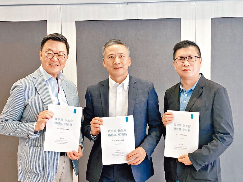 ■姚柏良（中）促請當局加速推出「來港易」及「回粵易」。