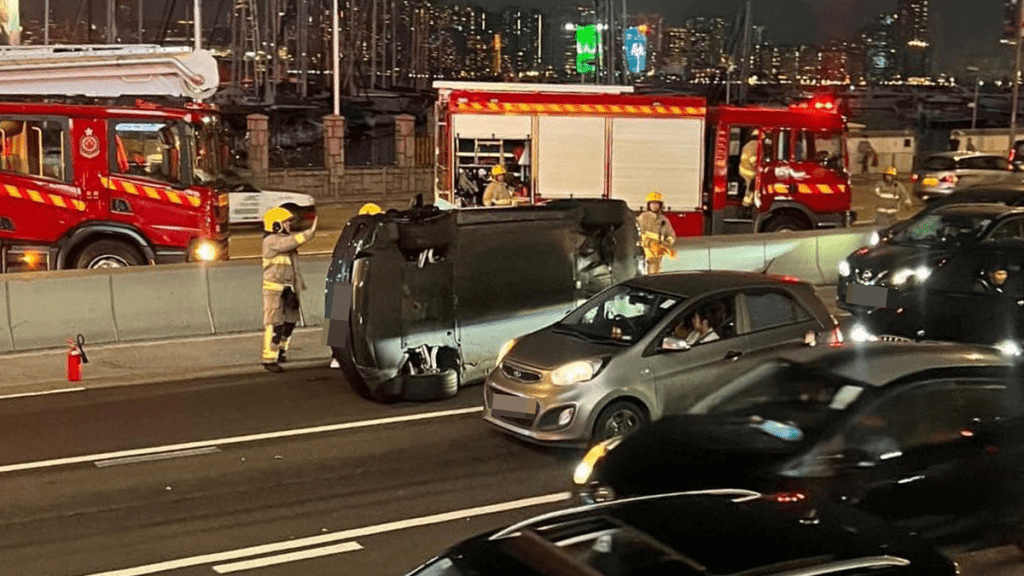 一輛私家車向右翻側。網上圖片