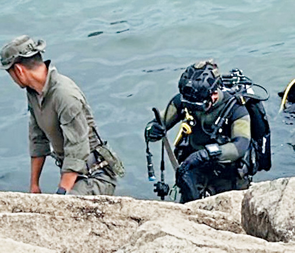 警方「水鬼隊」潛入海中尋獲兩把懷疑涉案利刀。