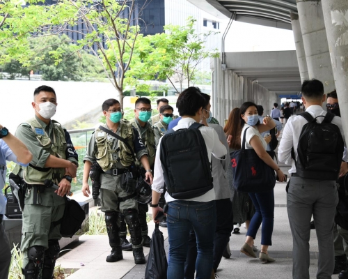 防暴警駐守天橋