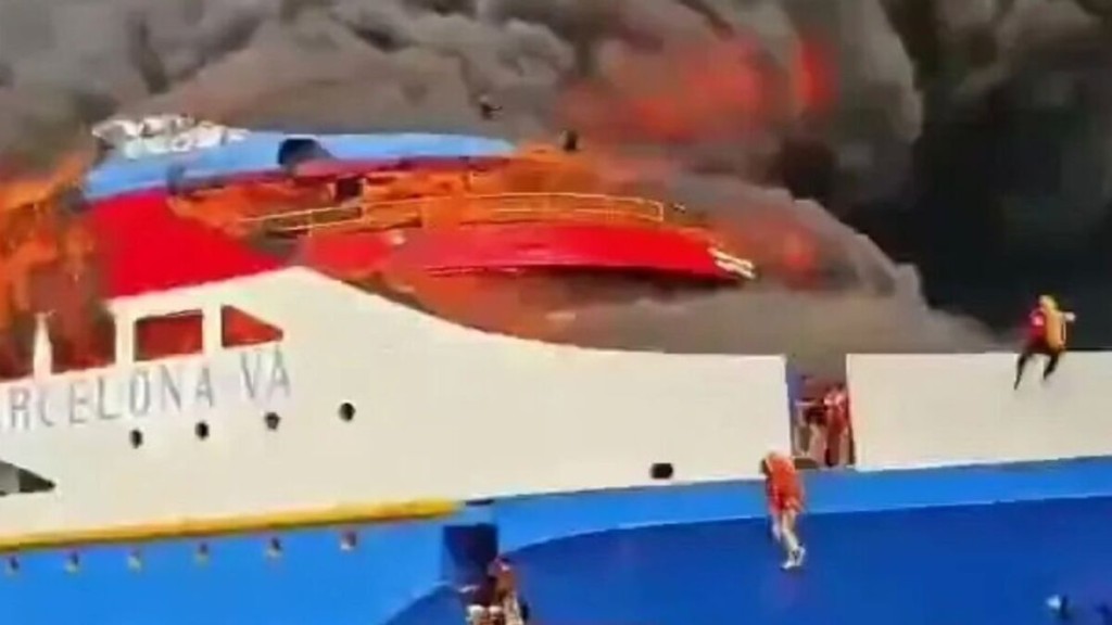 社交媒體上流傳的照片顯示,驚恐乘客跳入海中,當時船上燃燒著橙色火焰,濃煙滾滾。X圖片 社交媒體上流傳的照片顯示,驚恐乘客跳入海中,當時船上燃燒著橙色火焰,濃煙滾滾。X圖片
