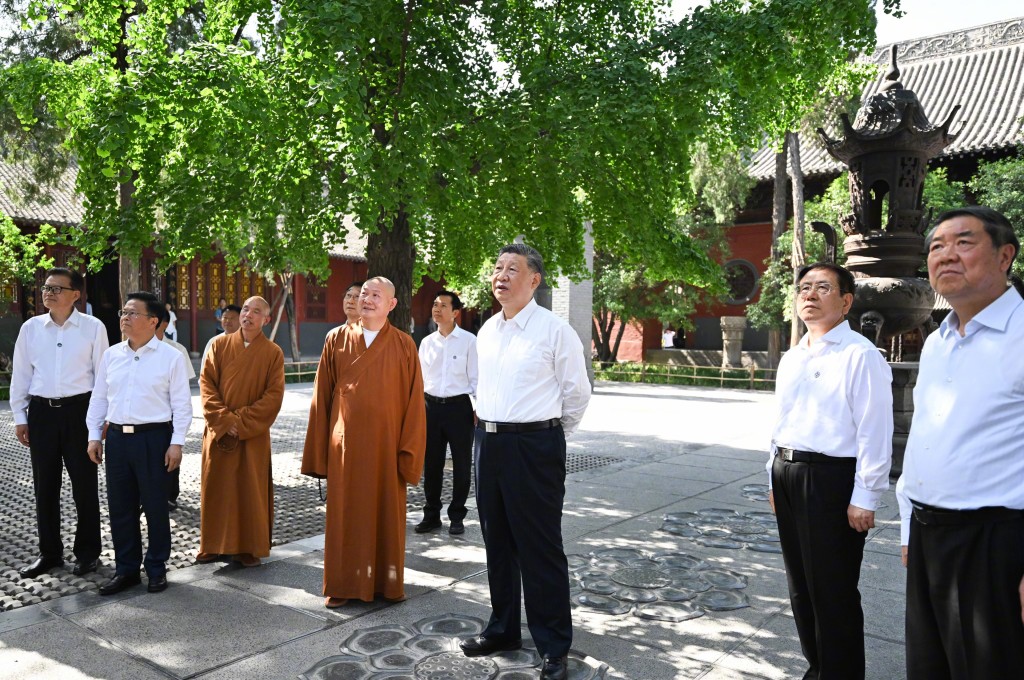 習近平在河南洛陽市考察白馬寺和龍門石窟。新華社 習近平在河南洛陽市考察白馬寺和龍門石窟。新華社