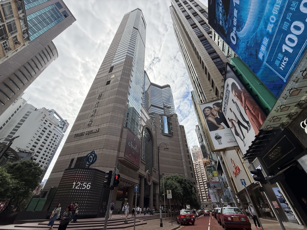 銅鑼灣是遊客及本地客購物熱點,區內羅素街及時代廣場世界聞名。 銅鑼灣是遊客及本地客購物熱點,區內羅素街及時代廣場世界聞名。