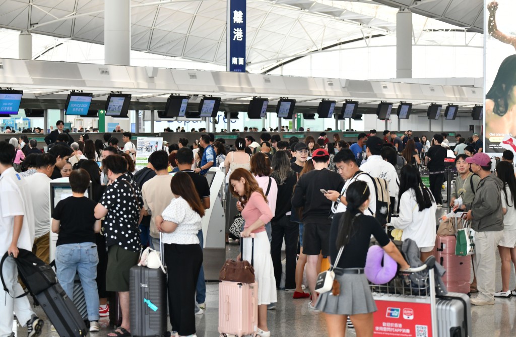 大批市民等候值機。 大批市民等候值機。