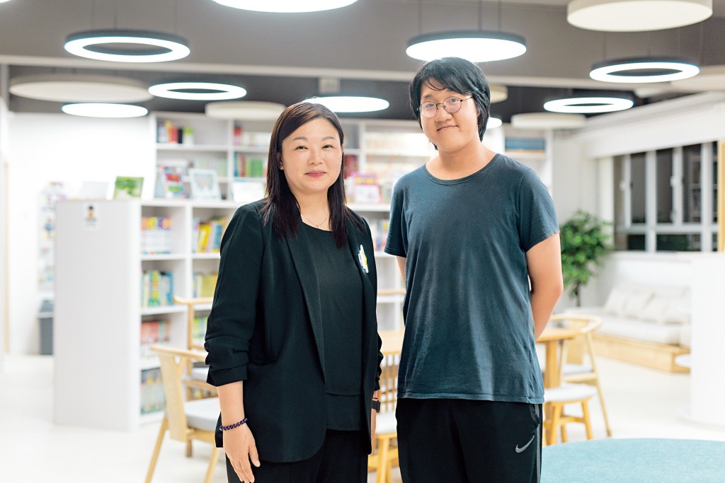 跟曾燕琼校長仍然稔熟,親切地喊「海博」。(圖片來源:《親子王》) 跟曾燕琼校長仍然稔熟,親切地喊「海博」。(圖片來源:《親子王》)