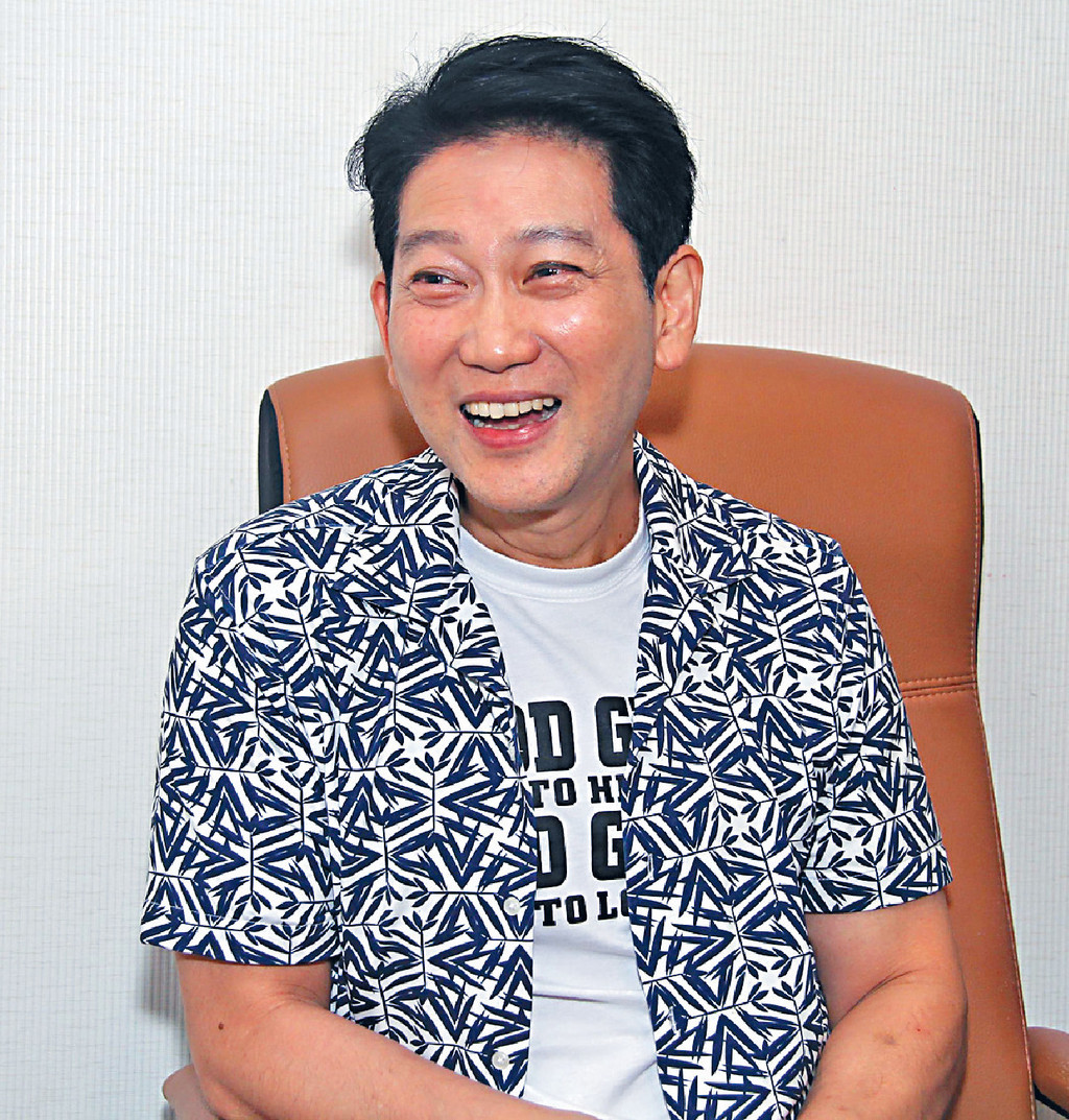 ■冇官職一身輕，楊立門笑得好開懷，仲話o依家可以自由自在做全職歌手。
