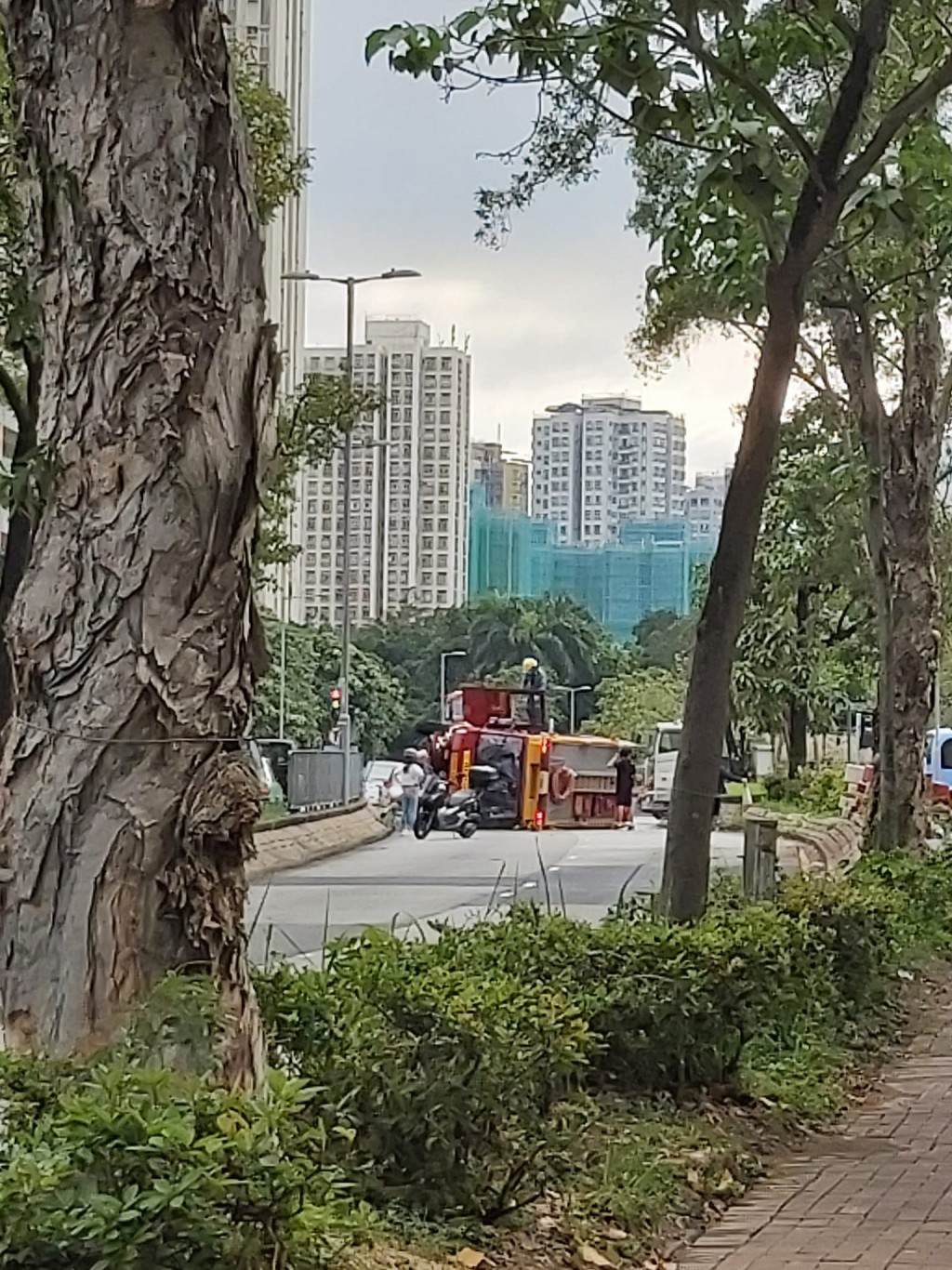 消防车撞向路边铁栏并翻侧。网上图片