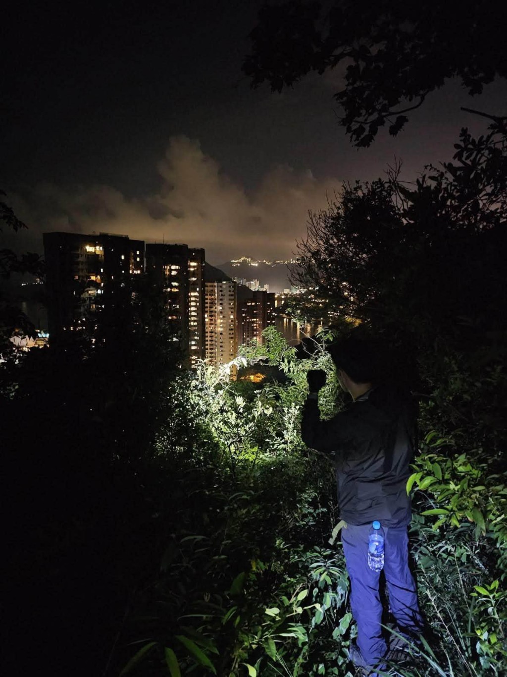 警方重點巡查香港島半山郊區一帶鄰近屋苑的山坡與密林。 警方重點巡查香港島半山郊區一帶鄰近屋苑的山坡與密林。